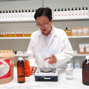 Thuy-Ha LE TIRRAND, ingénieure chimiste et fondatrice de Celtymer, formule un soin botanique waterless de précision scientifique dans son laboratoire en Bretagne.