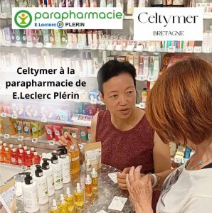 Thuy-Ha LE TIRRAND, fondatrice de Celtymer, échange avec une cliente lors d'une animation à la Parapharmacie E.Leclerc de Plérin.