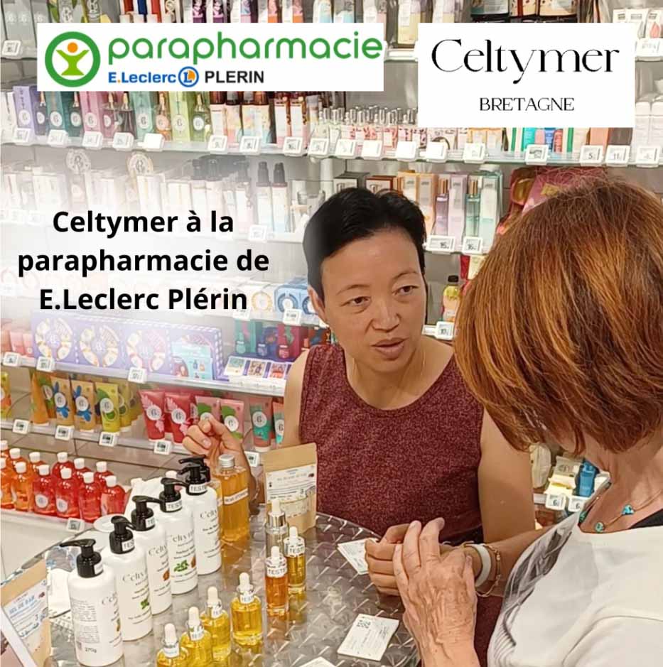 Thuy-Ha LE TIRRAND, fondatrice de Celtymer, échange avec une cliente lors d'une animation à la Parapharmacie E.Leclerc de Plérin.