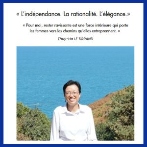 Portrait de Thuy-Ha LE TIRRAND, fondatrice de Celtymer et ingénieure chimiste, souriante devant la mer en Bretagne, surmonté des trois piliers « L'indépendance. La rationalité. L'élégance. » et de sa citation inspirante.
